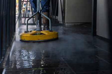 Reinigung einer Steinbodenfläche mit Hochdruckreiniger, professionelle Pflege und Aufbereitung von Naturstein.